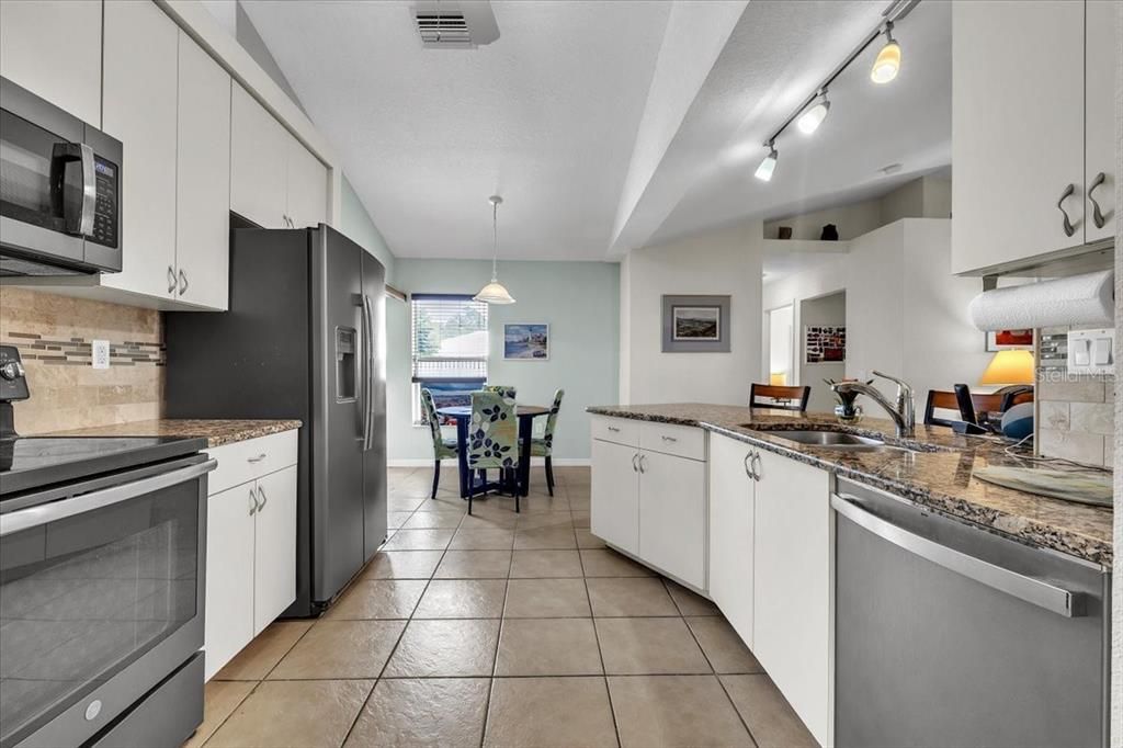 Activo con contrato: $299,000 (3 camas, 2 baños, 1769 Pies cuadrados)