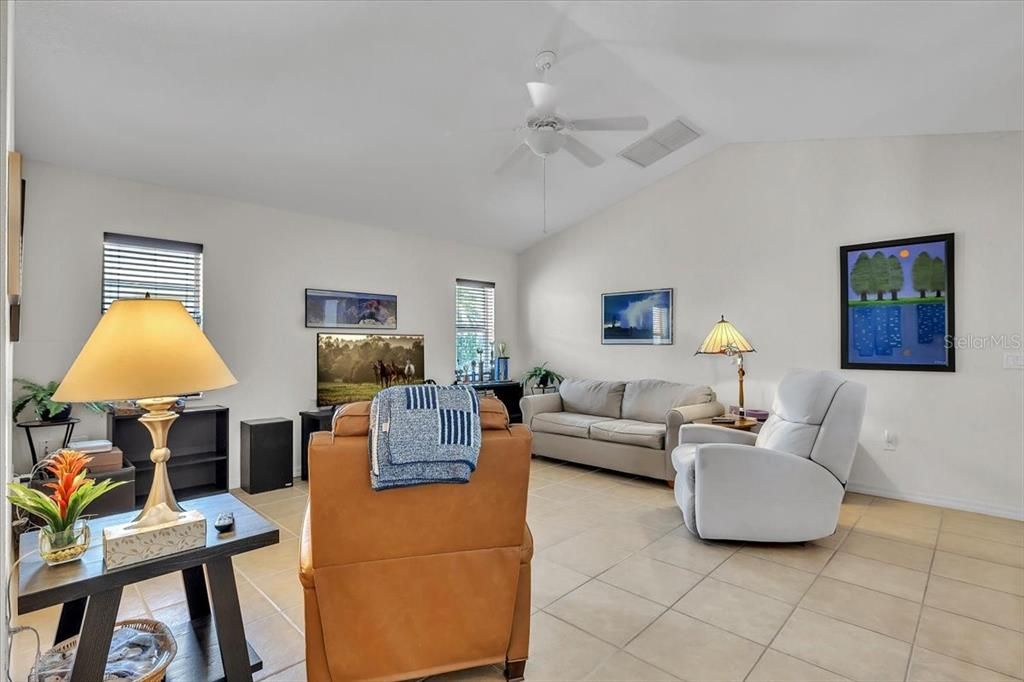 Activo con contrato: $299,000 (3 camas, 2 baños, 1769 Pies cuadrados)