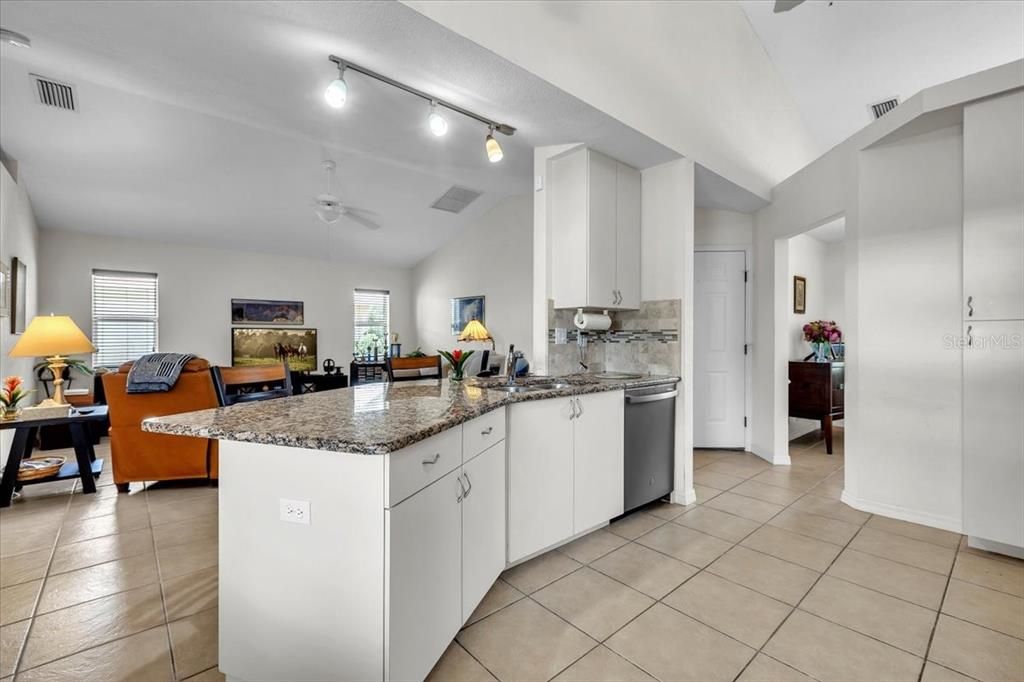 Activo con contrato: $299,000 (3 camas, 2 baños, 1769 Pies cuadrados)