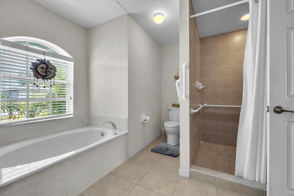 Activo con contrato: $299,000 (3 camas, 2 baños, 1769 Pies cuadrados)
