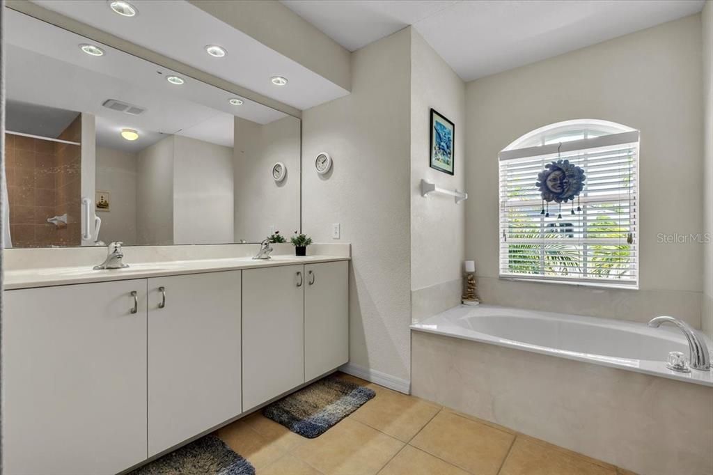 Activo con contrato: $299,000 (3 camas, 2 baños, 1769 Pies cuadrados)