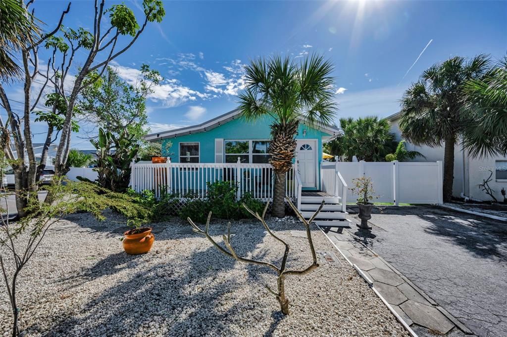 For Sale: $690,000 (3 beds, 3 baths, 1601 Square Feet)
