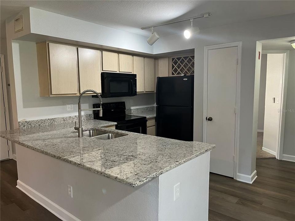 В аренду: $1,750 (2 спален, 1 ванн, 1021 Квадратных фут)