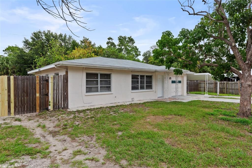For Sale: $300,000 (3 beds, 2 baths, 1105 Square Feet)