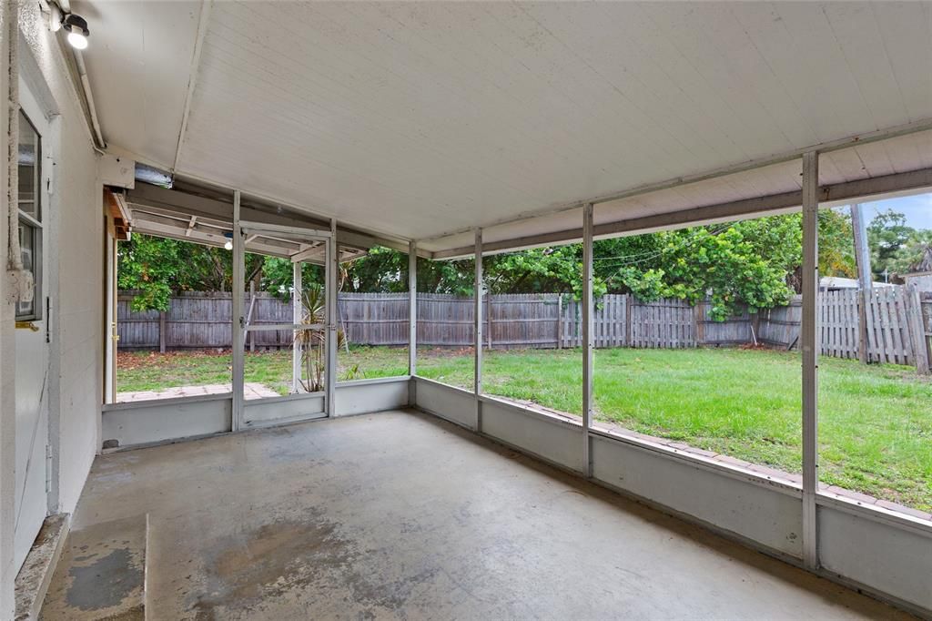 For Sale: $300,000 (3 beds, 2 baths, 1105 Square Feet)