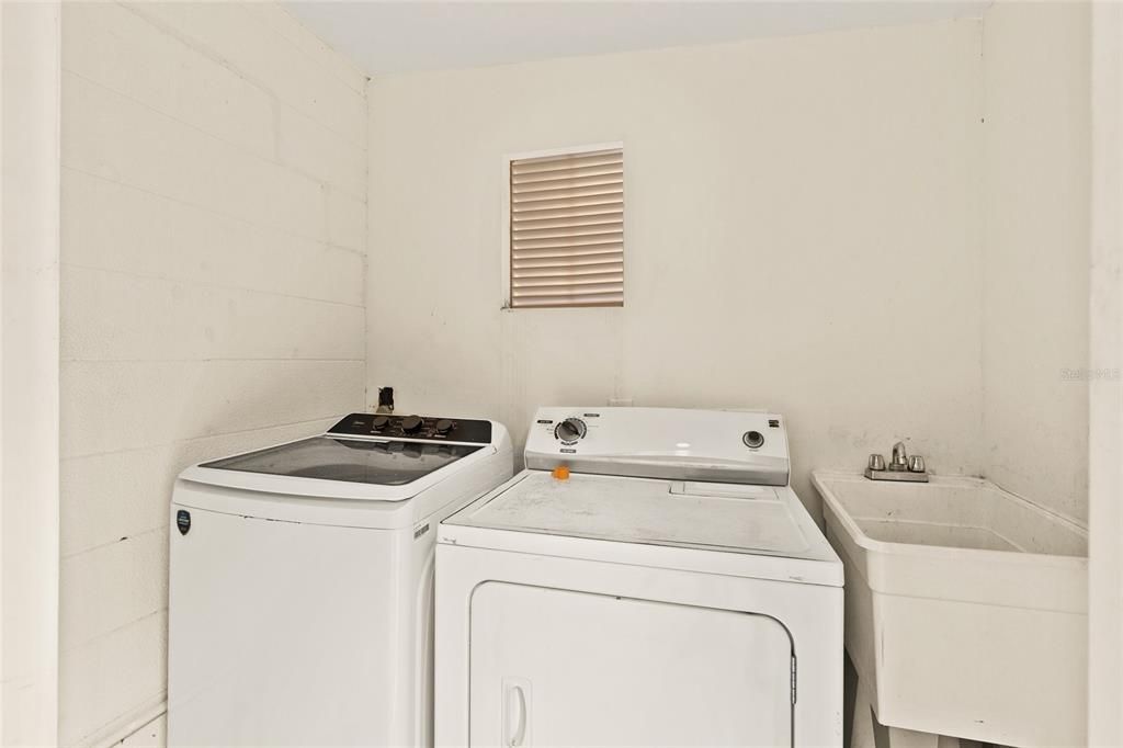 For Sale: $300,000 (3 beds, 2 baths, 1105 Square Feet)