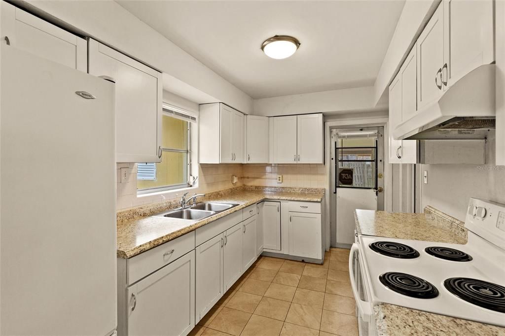 For Sale: $300,000 (3 beds, 2 baths, 1105 Square Feet)