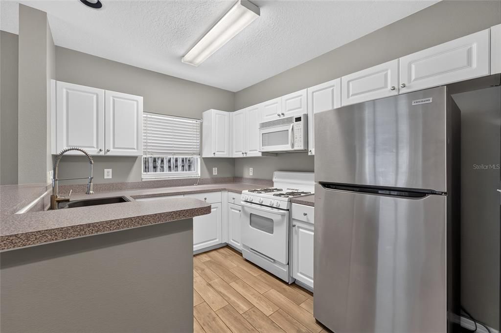 For Sale: $319,900 (3 beds, 2 baths, 1059 Square Feet)