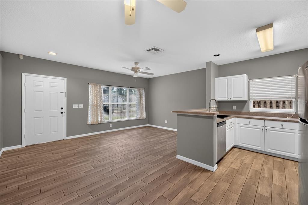 For Sale: $319,900 (3 beds, 2 baths, 1059 Square Feet)