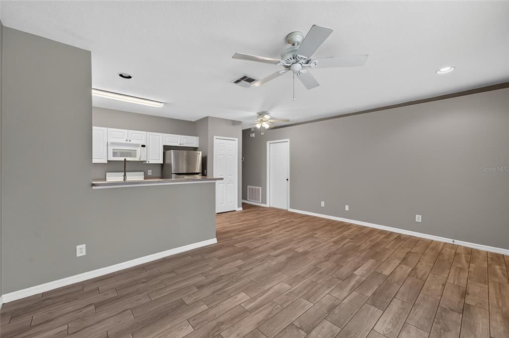 For Sale: $319,900 (3 beds, 2 baths, 1059 Square Feet)