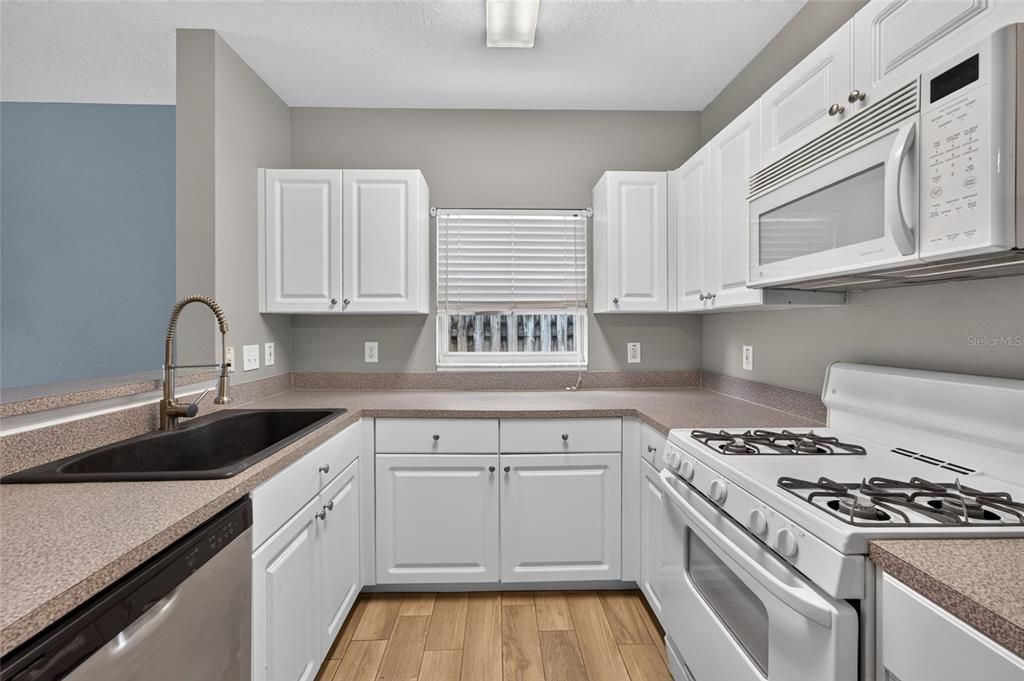 For Sale: $319,900 (3 beds, 2 baths, 1059 Square Feet)