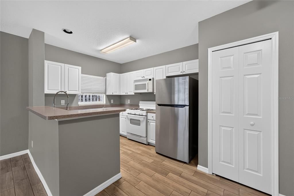 For Sale: $319,900 (3 beds, 2 baths, 1059 Square Feet)