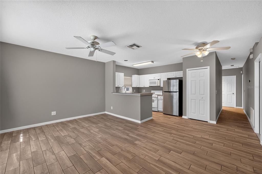 For Sale: $319,900 (3 beds, 2 baths, 1059 Square Feet)