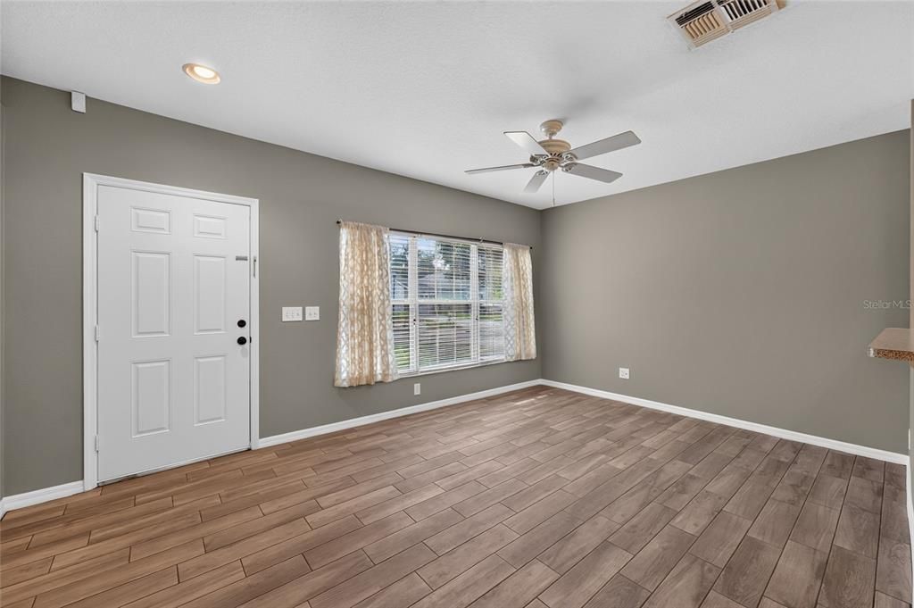 For Sale: $319,900 (3 beds, 2 baths, 1059 Square Feet)