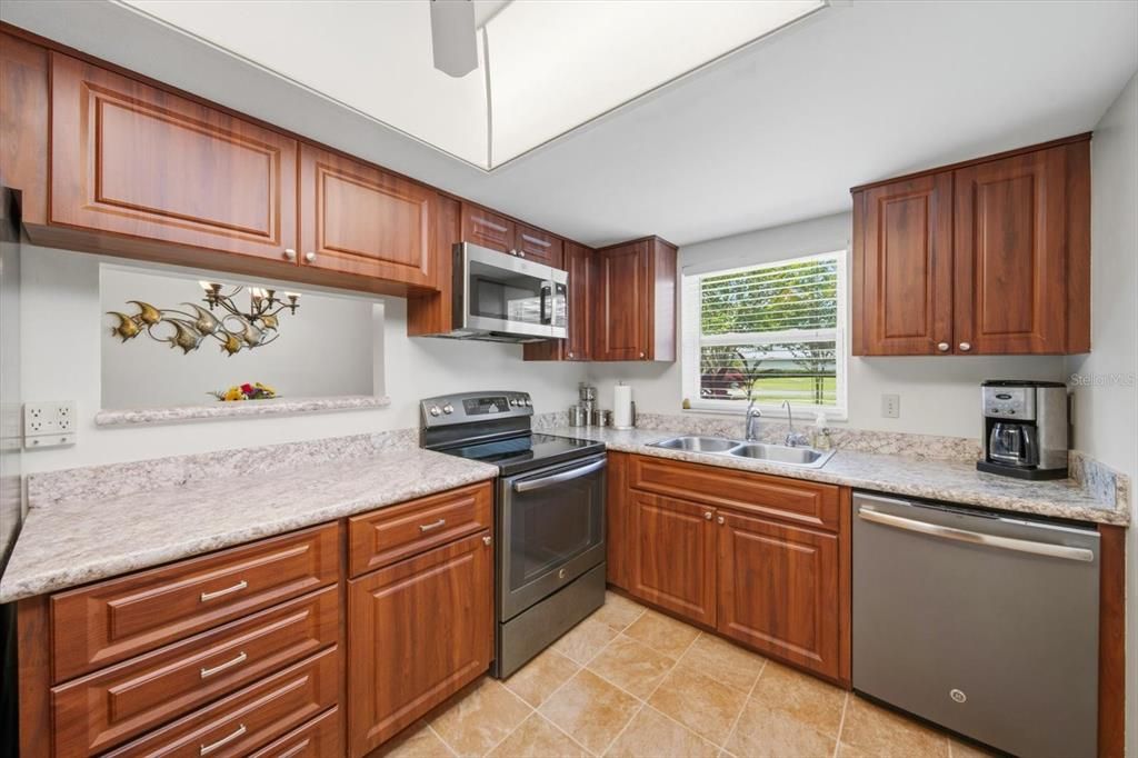 На продажу: $299,900 (2 спален, 2 ванн, 1148 Квадратных фут)
