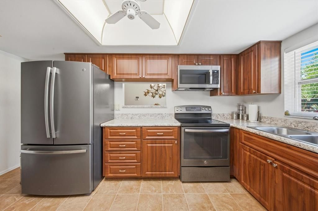 На продажу: $299,900 (2 спален, 2 ванн, 1148 Квадратных фут)