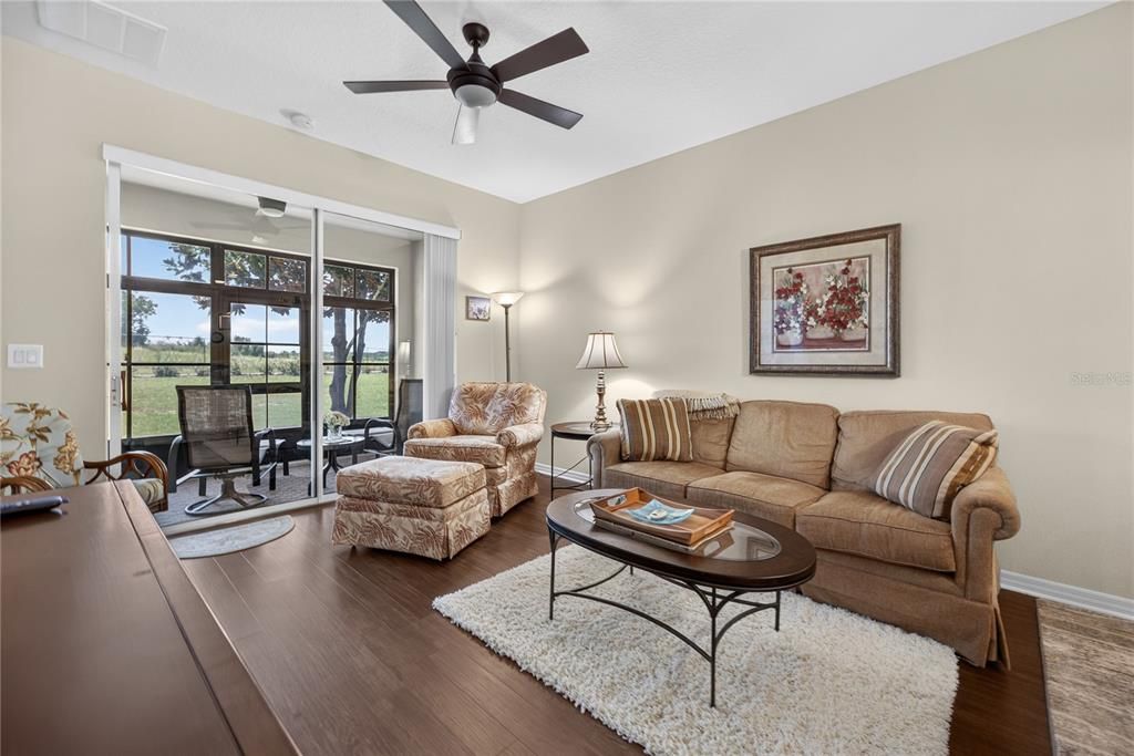 Activo con contrato: $279,899 (2 camas, 2 baños, 1374 Pies cuadrados)