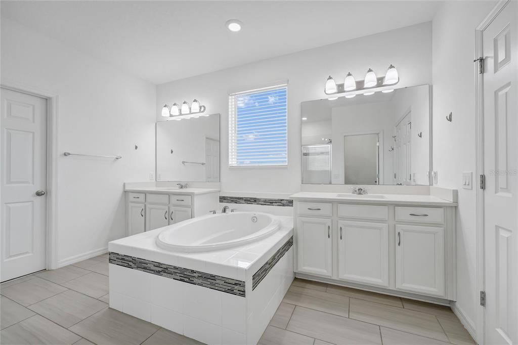 For Sale: $950,000 (5 beds, 4 baths, 4043 Square Feet)