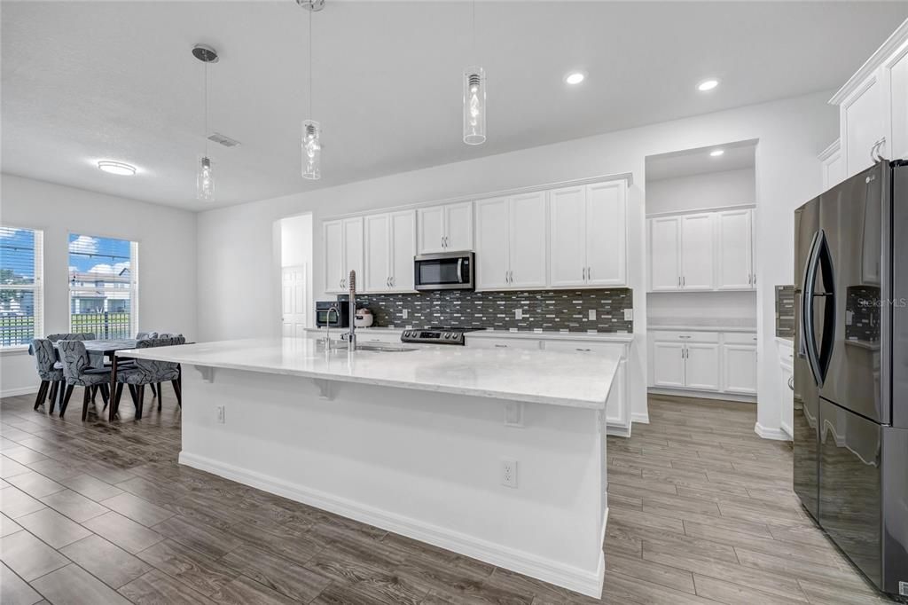 For Sale: $950,000 (5 beds, 4 baths, 4043 Square Feet)