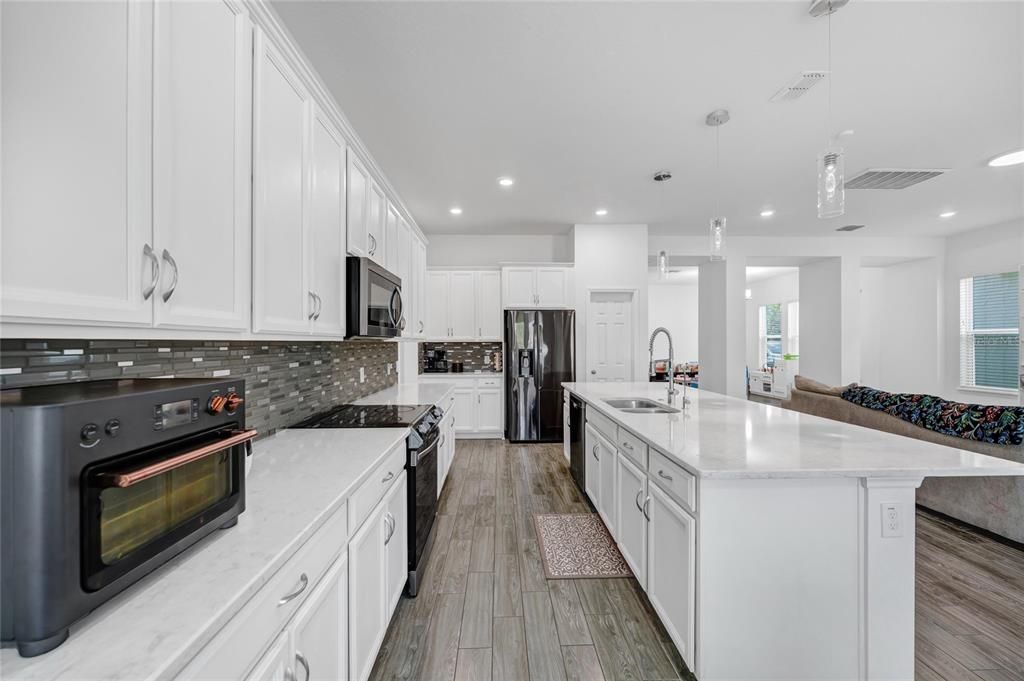 For Sale: $950,000 (5 beds, 4 baths, 4043 Square Feet)