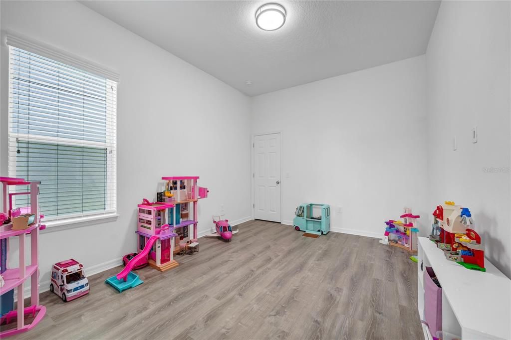 For Sale: $950,000 (5 beds, 4 baths, 4043 Square Feet)
