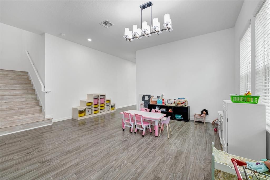 For Sale: $950,000 (5 beds, 4 baths, 4043 Square Feet)
