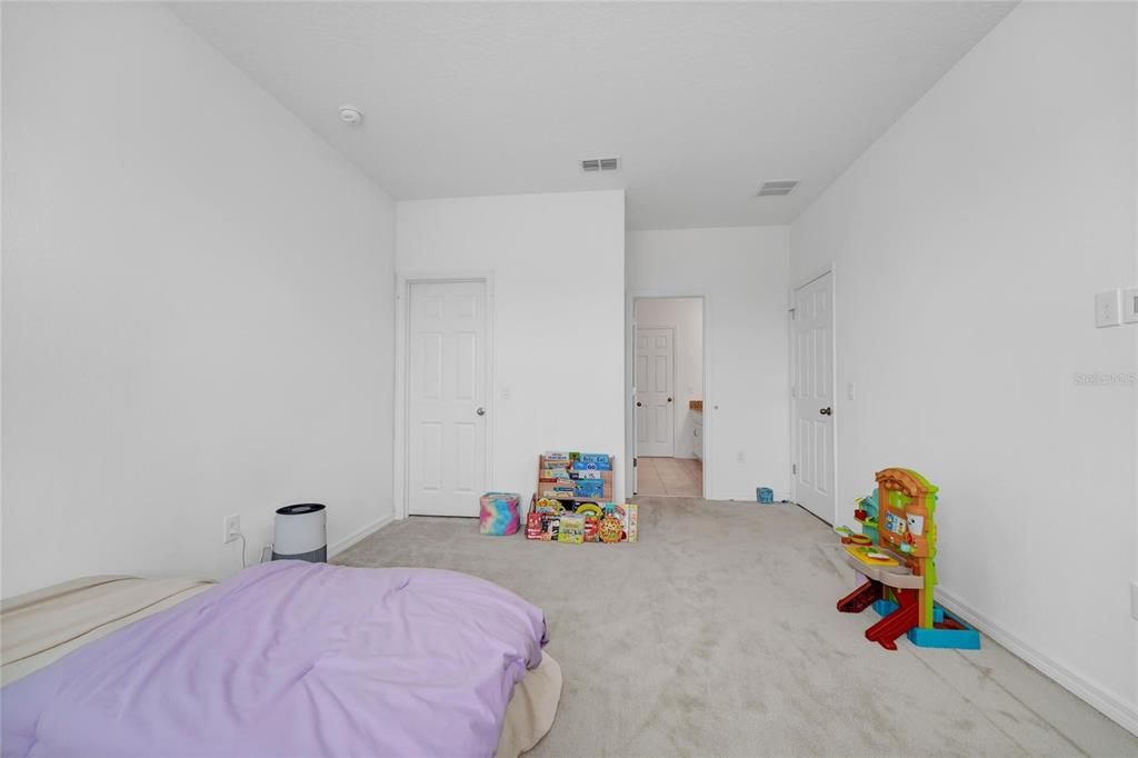 For Sale: $950,000 (5 beds, 4 baths, 4043 Square Feet)
