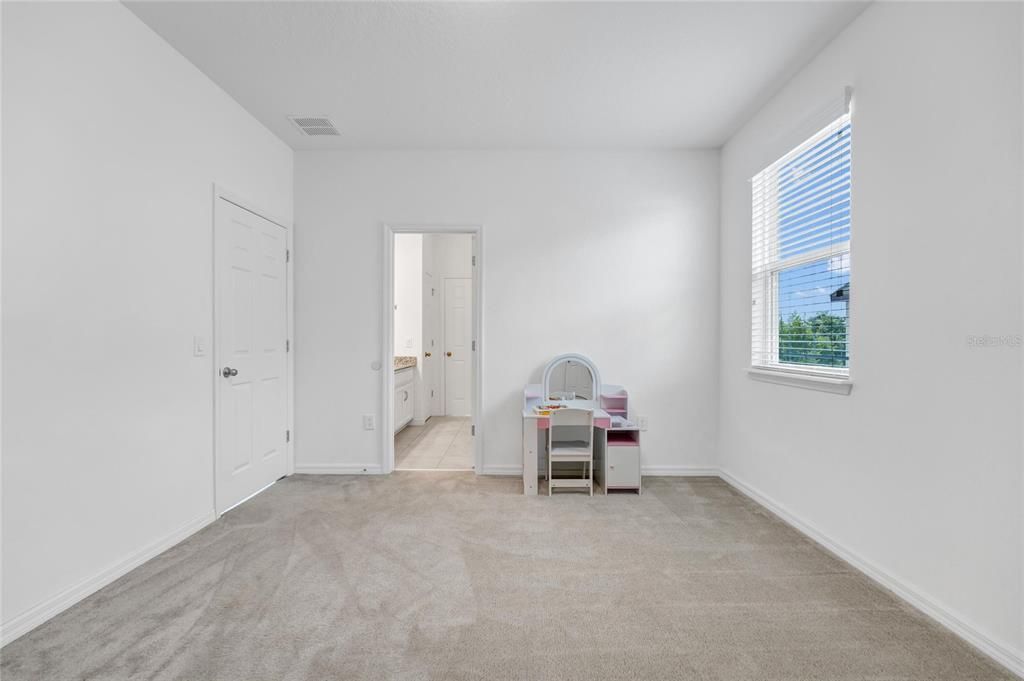 For Sale: $950,000 (5 beds, 4 baths, 4043 Square Feet)