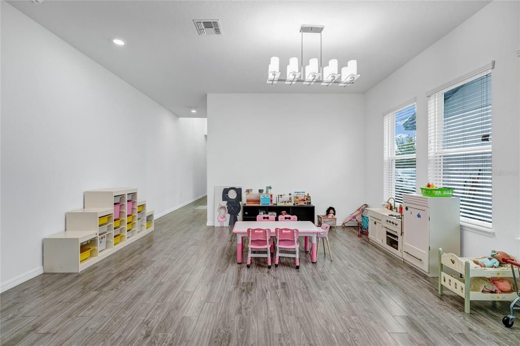 For Sale: $950,000 (5 beds, 4 baths, 4043 Square Feet)