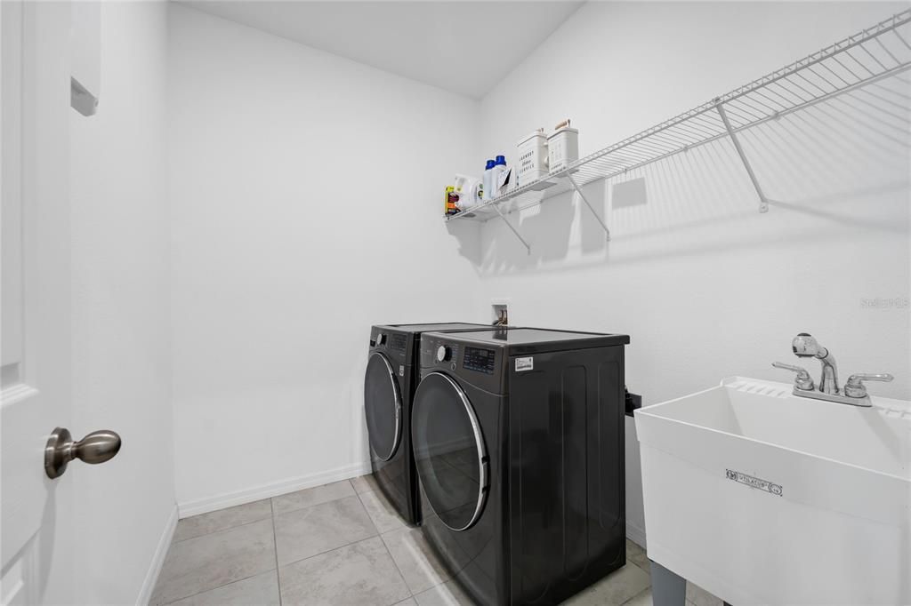 For Sale: $950,000 (5 beds, 4 baths, 4043 Square Feet)