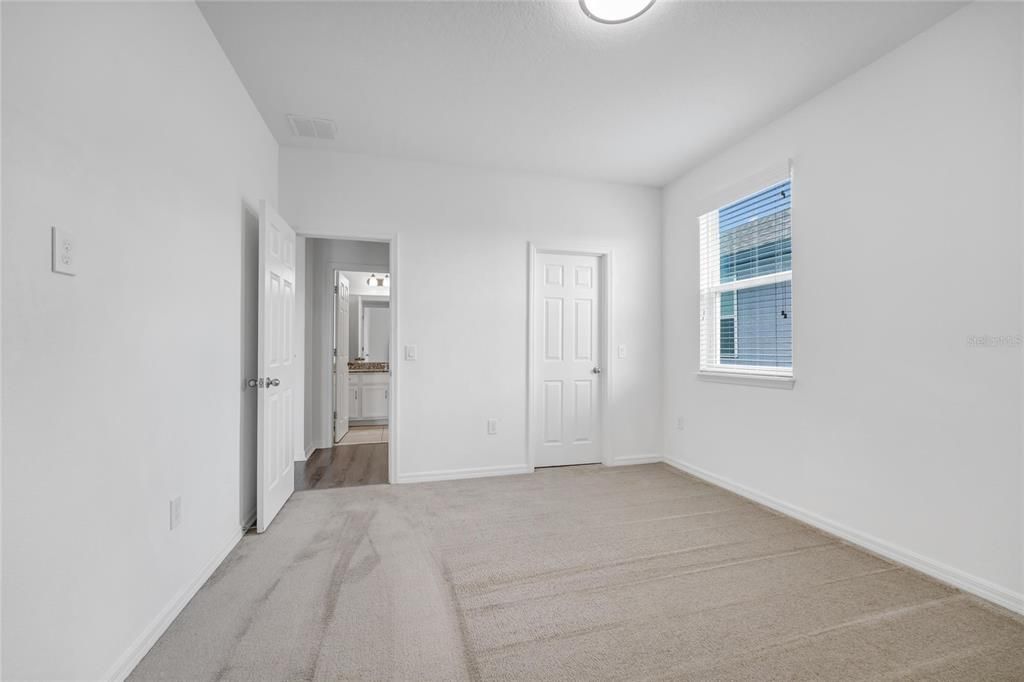 For Sale: $950,000 (5 beds, 4 baths, 4043 Square Feet)