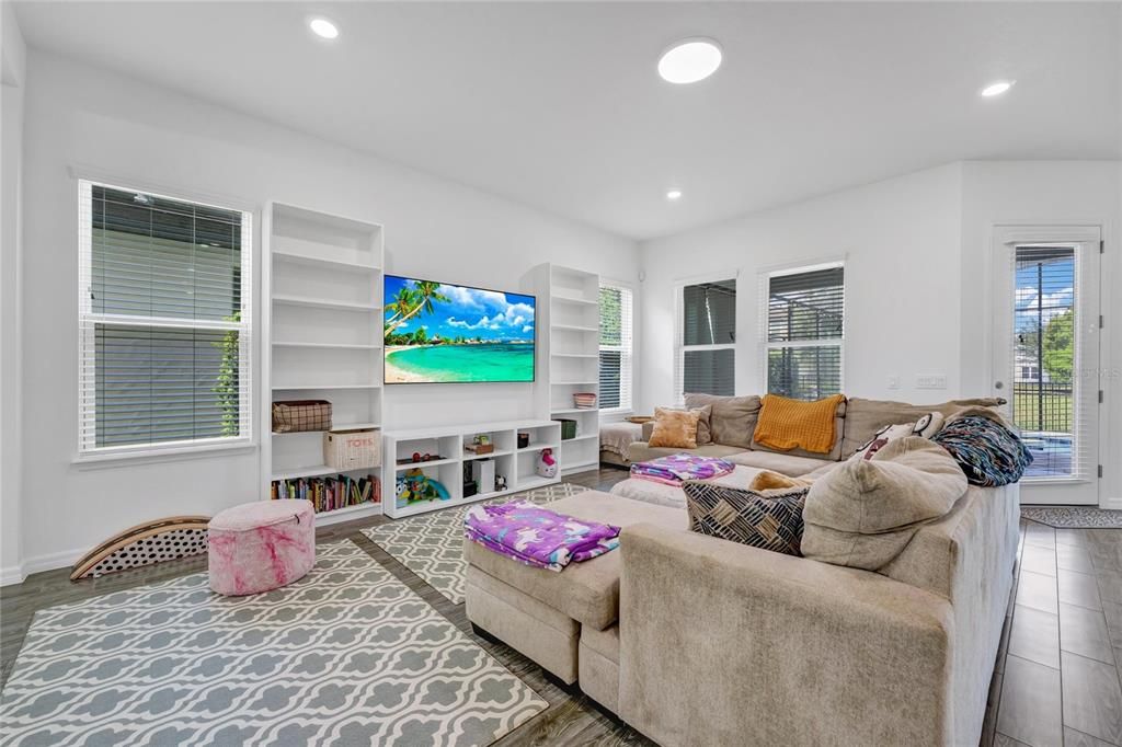 For Sale: $950,000 (5 beds, 4 baths, 4043 Square Feet)