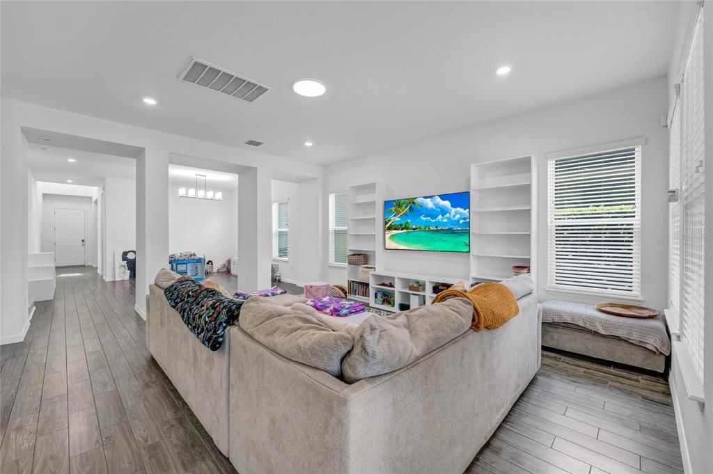For Sale: $950,000 (5 beds, 4 baths, 4043 Square Feet)