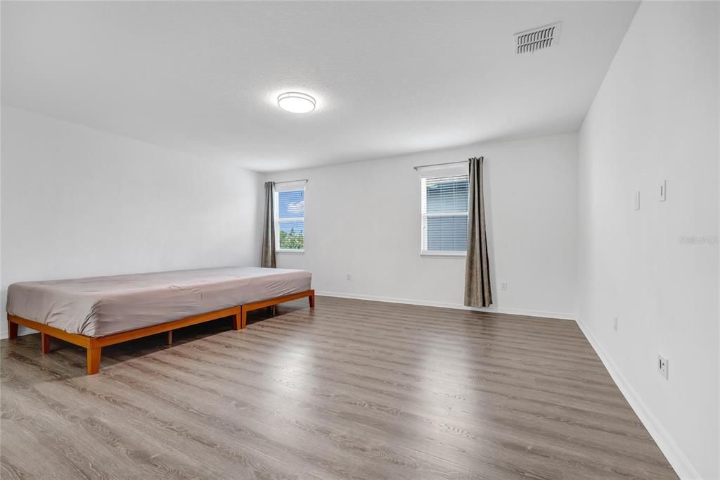 For Sale: $950,000 (5 beds, 4 baths, 4043 Square Feet)