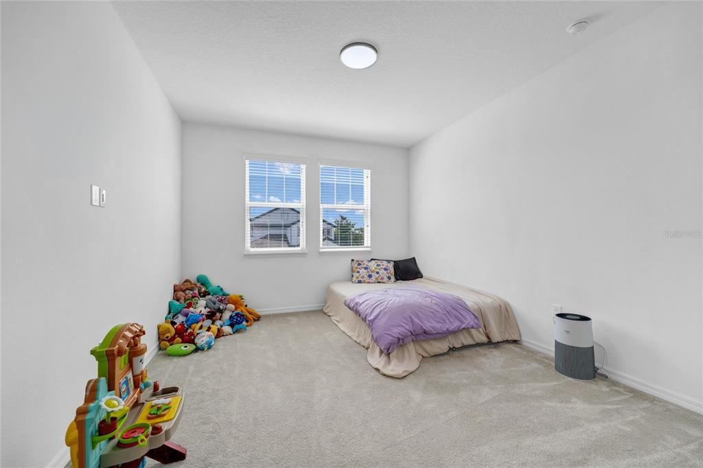 For Sale: $950,000 (5 beds, 4 baths, 4043 Square Feet)