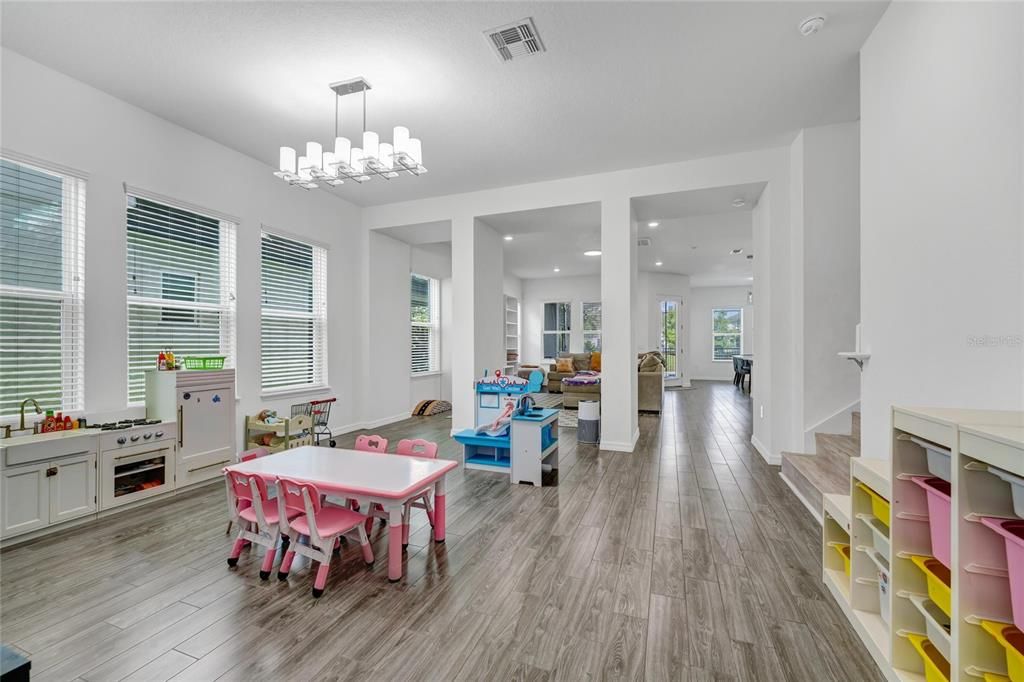 For Sale: $950,000 (5 beds, 4 baths, 4043 Square Feet)