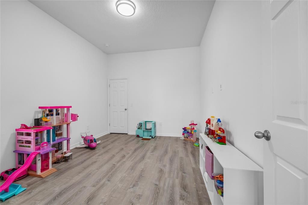 For Sale: $950,000 (5 beds, 4 baths, 4043 Square Feet)