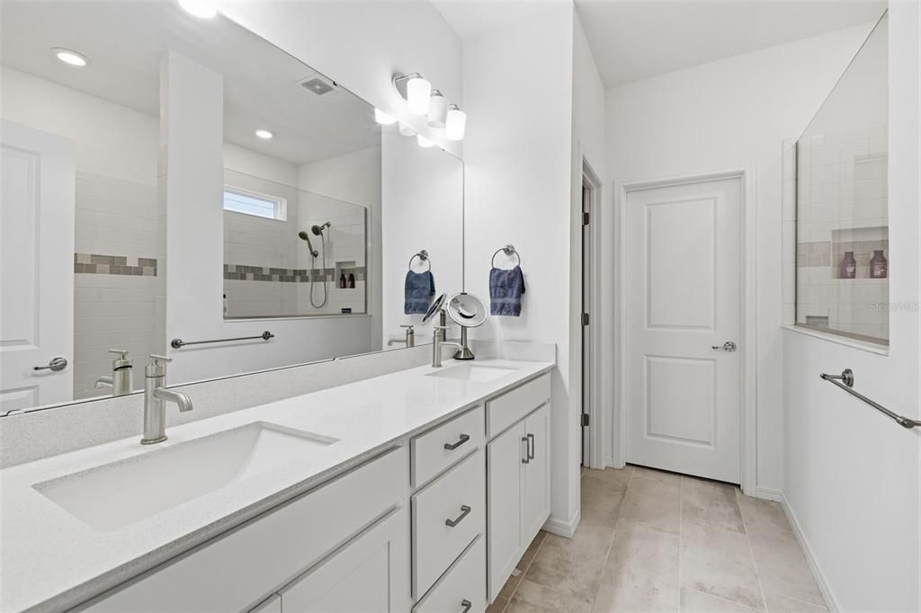 For Sale: $599,900 (5 beds, 4 baths, 4216 Square Feet)
