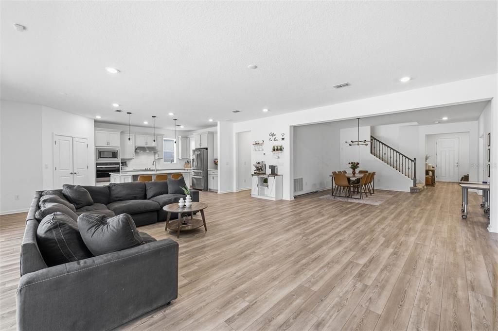 For Sale: $599,900 (5 beds, 4 baths, 4216 Square Feet)