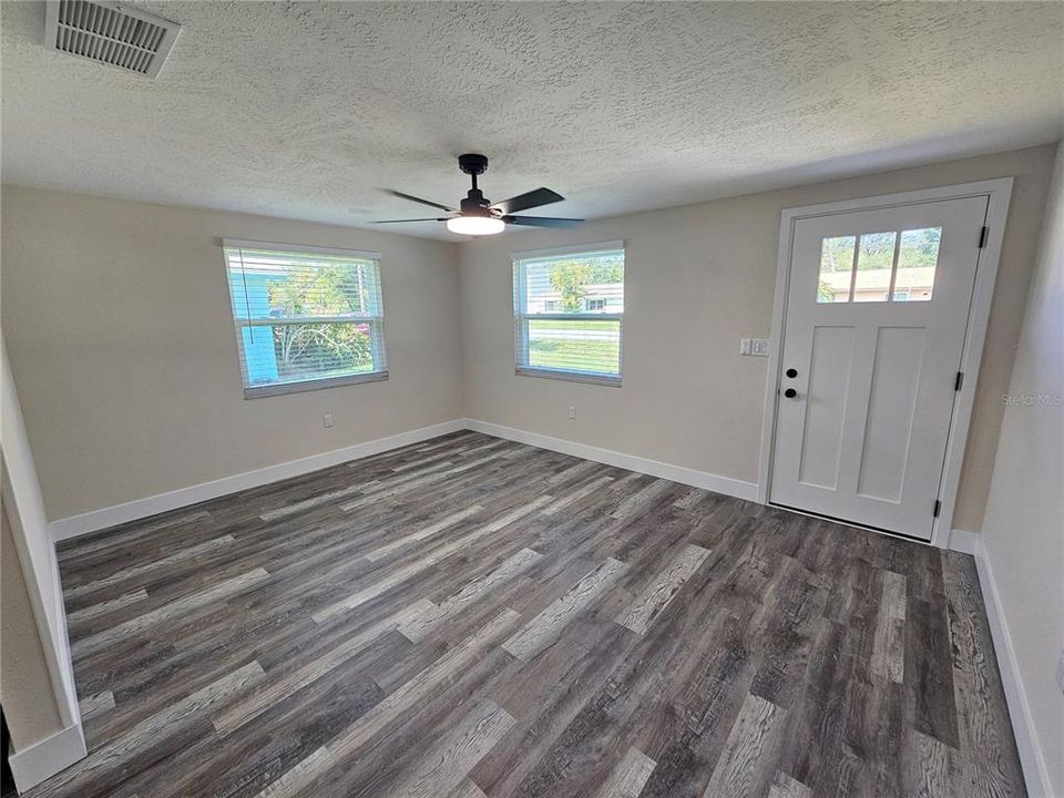 For Rent: $1,900 (2 beds, 1 baths, 849 Square Feet)