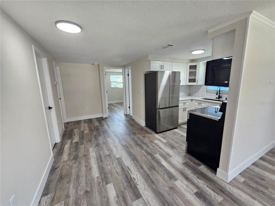 For Rent: $1,900 (2 beds, 1 baths, 849 Square Feet)
