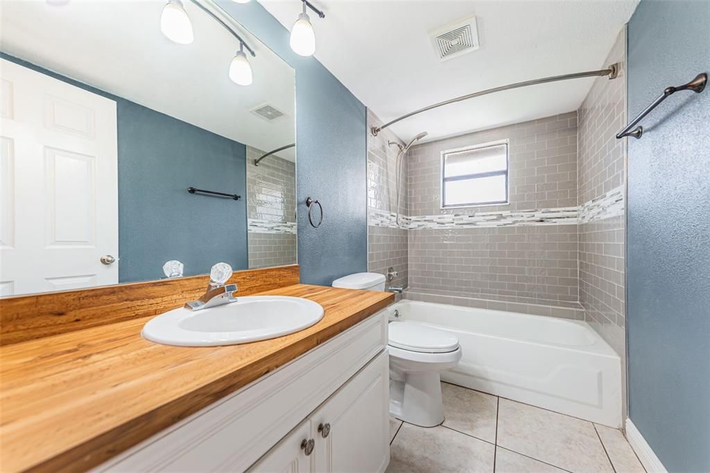 На продажу: $154,900 (2 спален, 2 ванн, 1050 Квадратных фут)