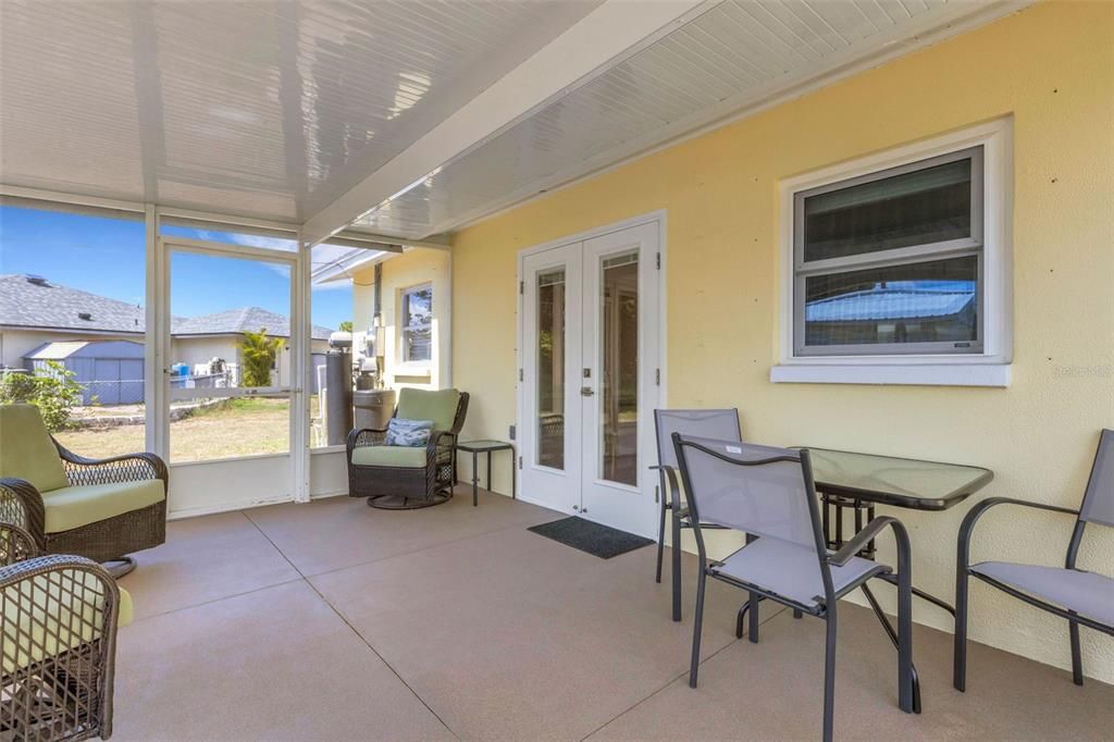 For Sale: $279,900 (2 beds, 1 baths, 858 Square Feet)