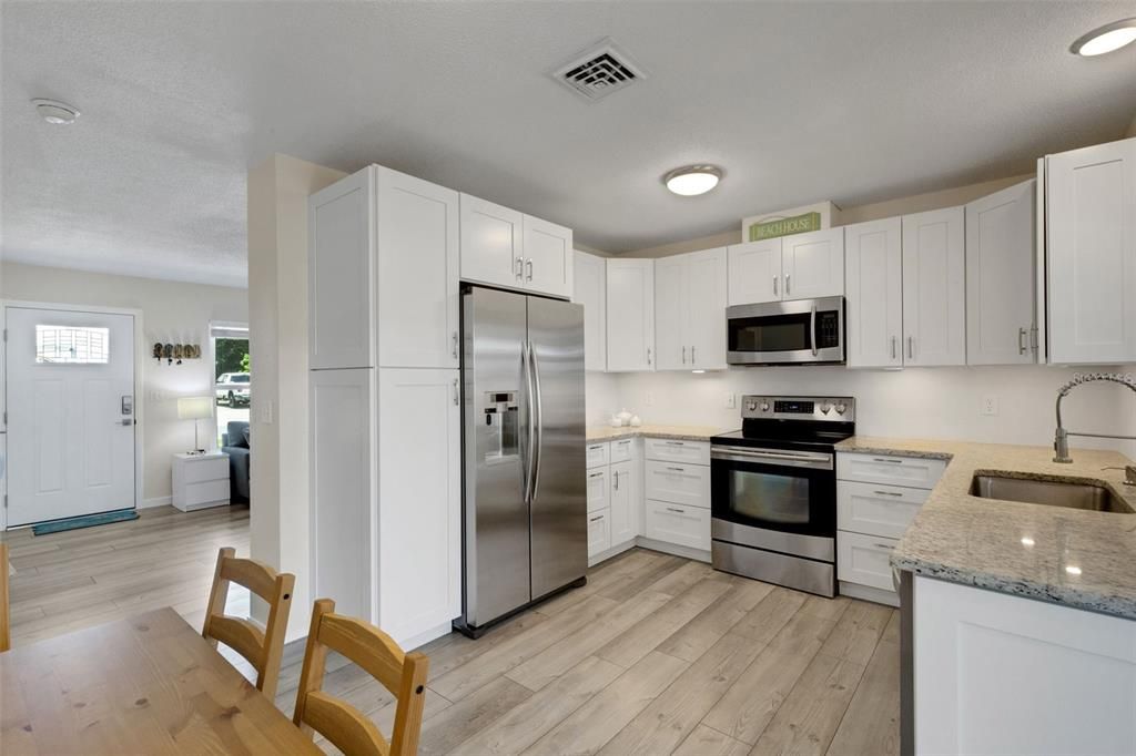 For Sale: $279,900 (2 beds, 1 baths, 858 Square Feet)