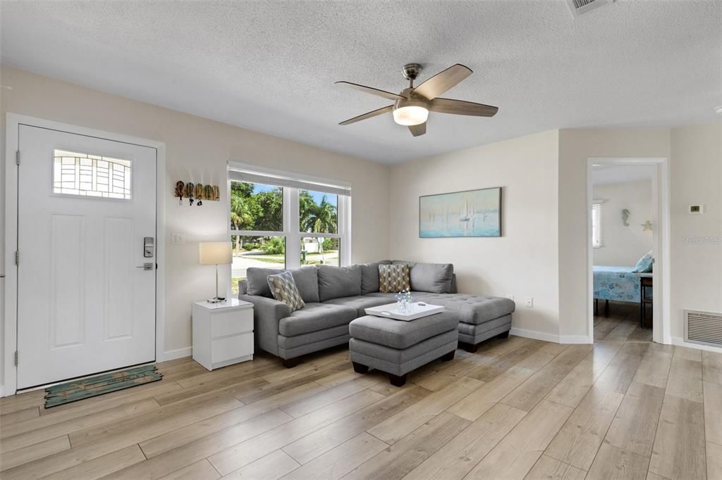 For Sale: $279,900 (2 beds, 1 baths, 858 Square Feet)