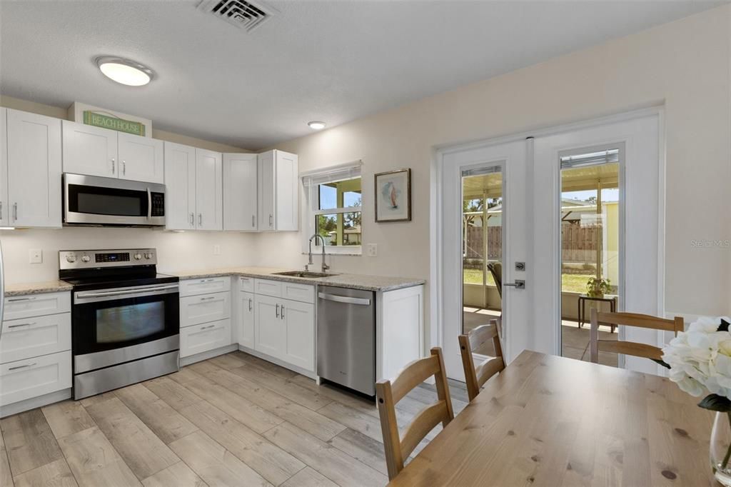 For Sale: $279,900 (2 beds, 1 baths, 858 Square Feet)