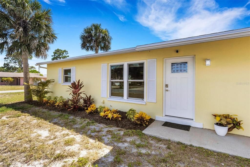 For Sale: $279,900 (2 beds, 1 baths, 858 Square Feet)