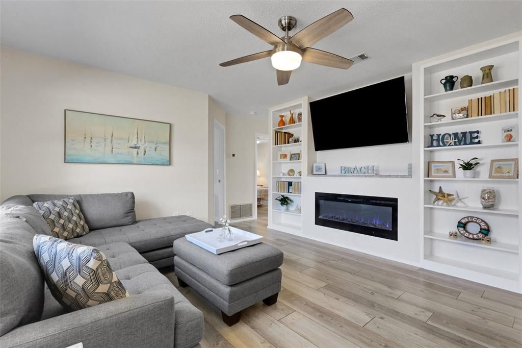 For Sale: $279,900 (2 beds, 1 baths, 858 Square Feet)