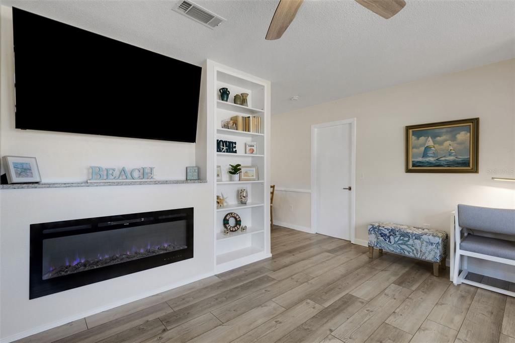 For Sale: $279,900 (2 beds, 1 baths, 858 Square Feet)