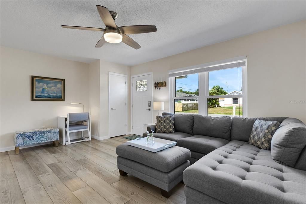 For Sale: $279,900 (2 beds, 1 baths, 858 Square Feet)